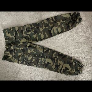 Fashion nova army pants size large. Never worn too small.